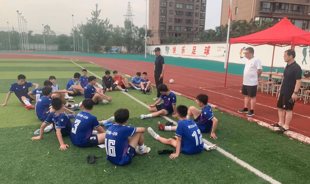 包含球场上激情飞扬亚洲球队不可阻挡的词条