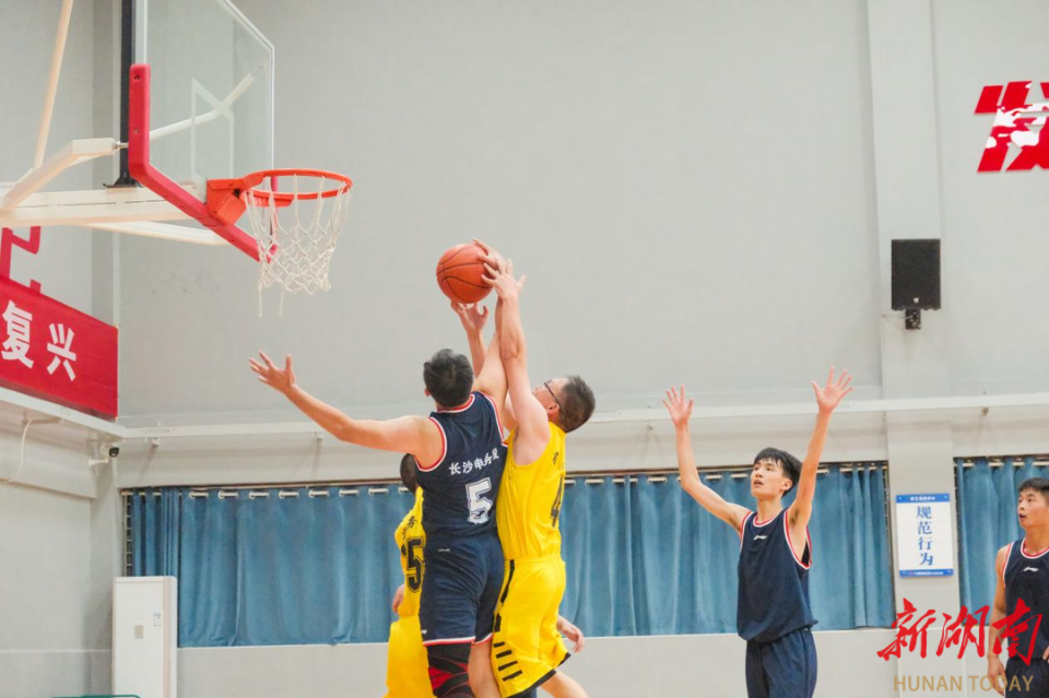 湖南男篮全队配合默契,打破对手防守 湖南男篮全队配合默契,打破对手防守