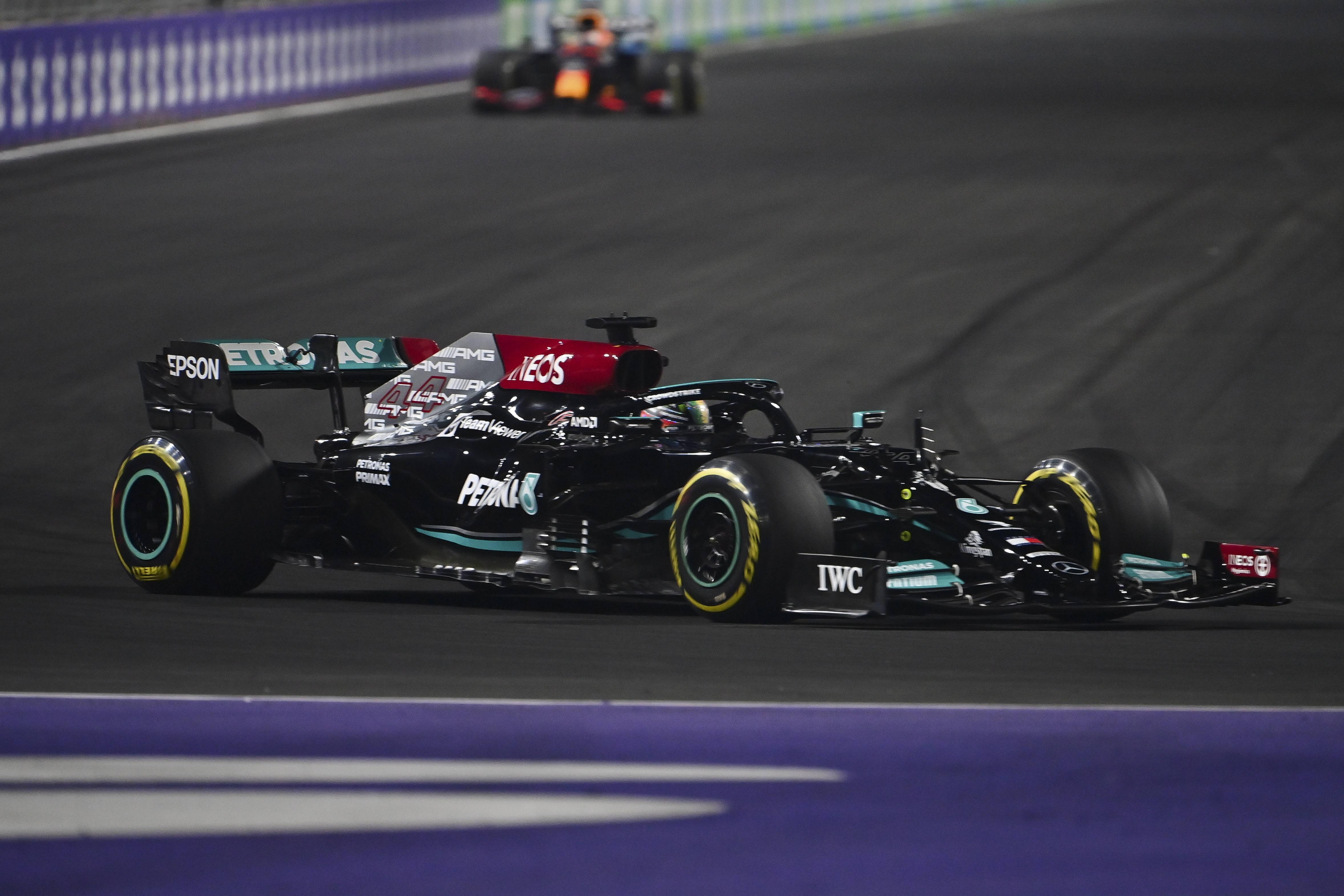 梅赛德斯鏖战红牛二队,汉密尔顿点燃赛场 梅赛德斯鏖战红牛二队,汉密尔顿点燃赛场