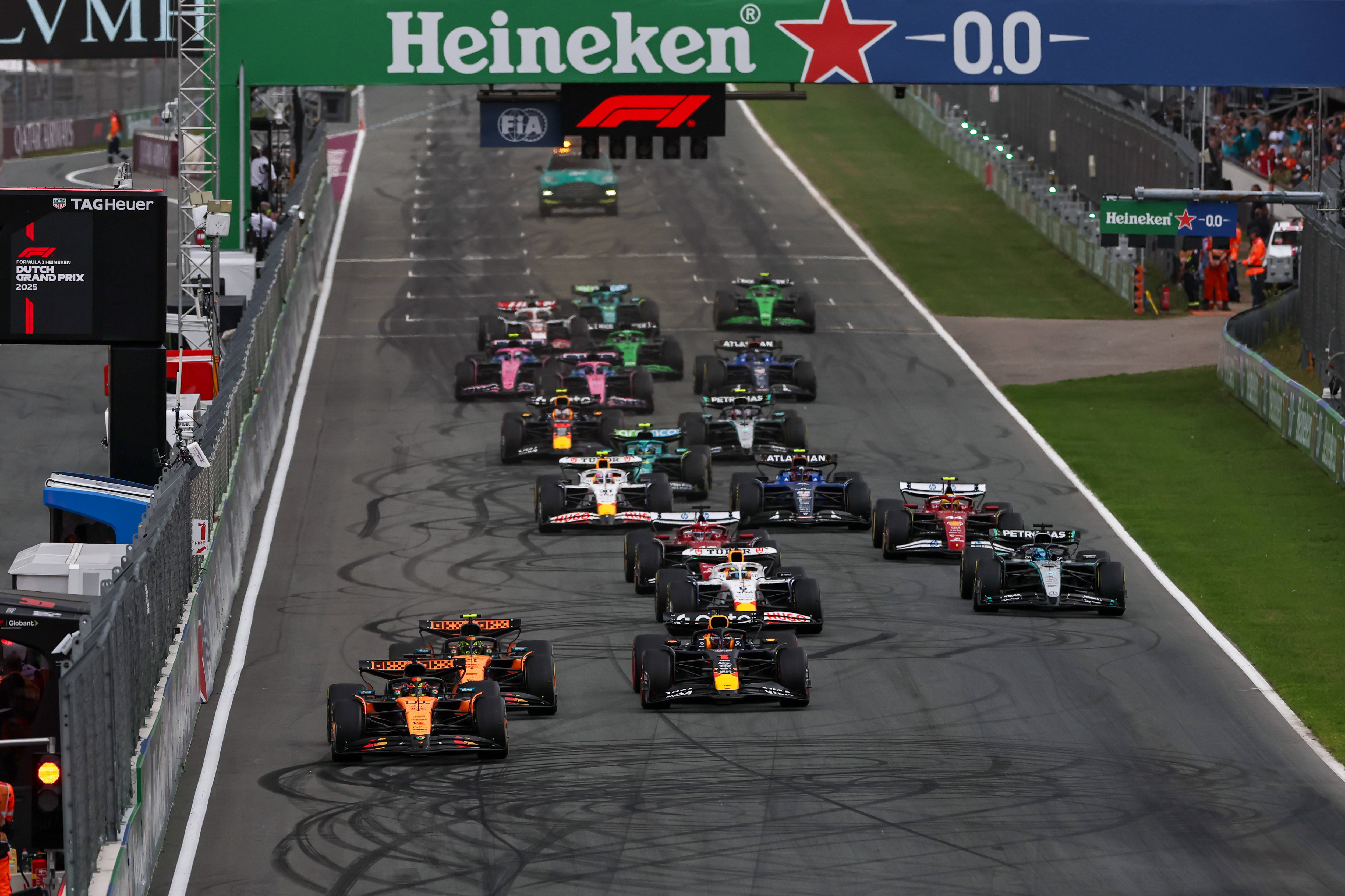 红牛二队轻取梅赛德斯,皮亚斯特里点燃赛场 红牛二队轻取梅赛德斯,皮亚斯特里点燃赛场