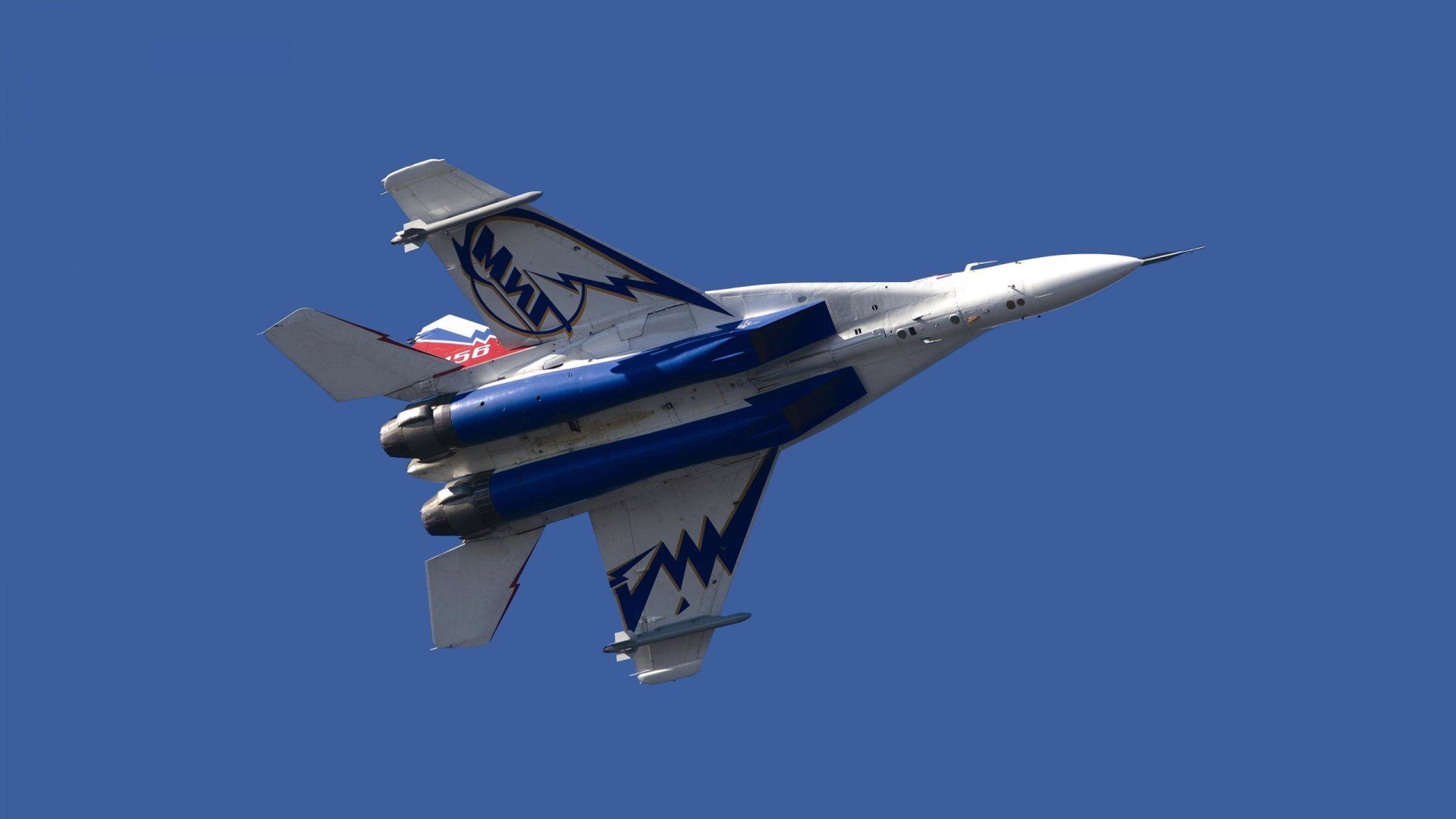 开云体育平台APP-赛后的评分系统上，那个耀眼的10分不只是数字，更是对他摧毁巴黎防线的终极肯定—莱奥，当米兰左翼燃起焚城之火